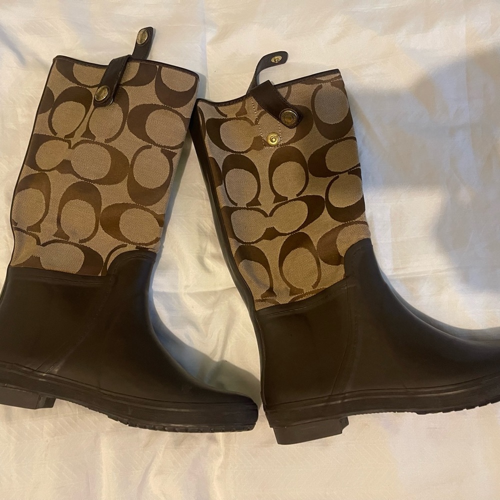 Size 10W coach print boot.